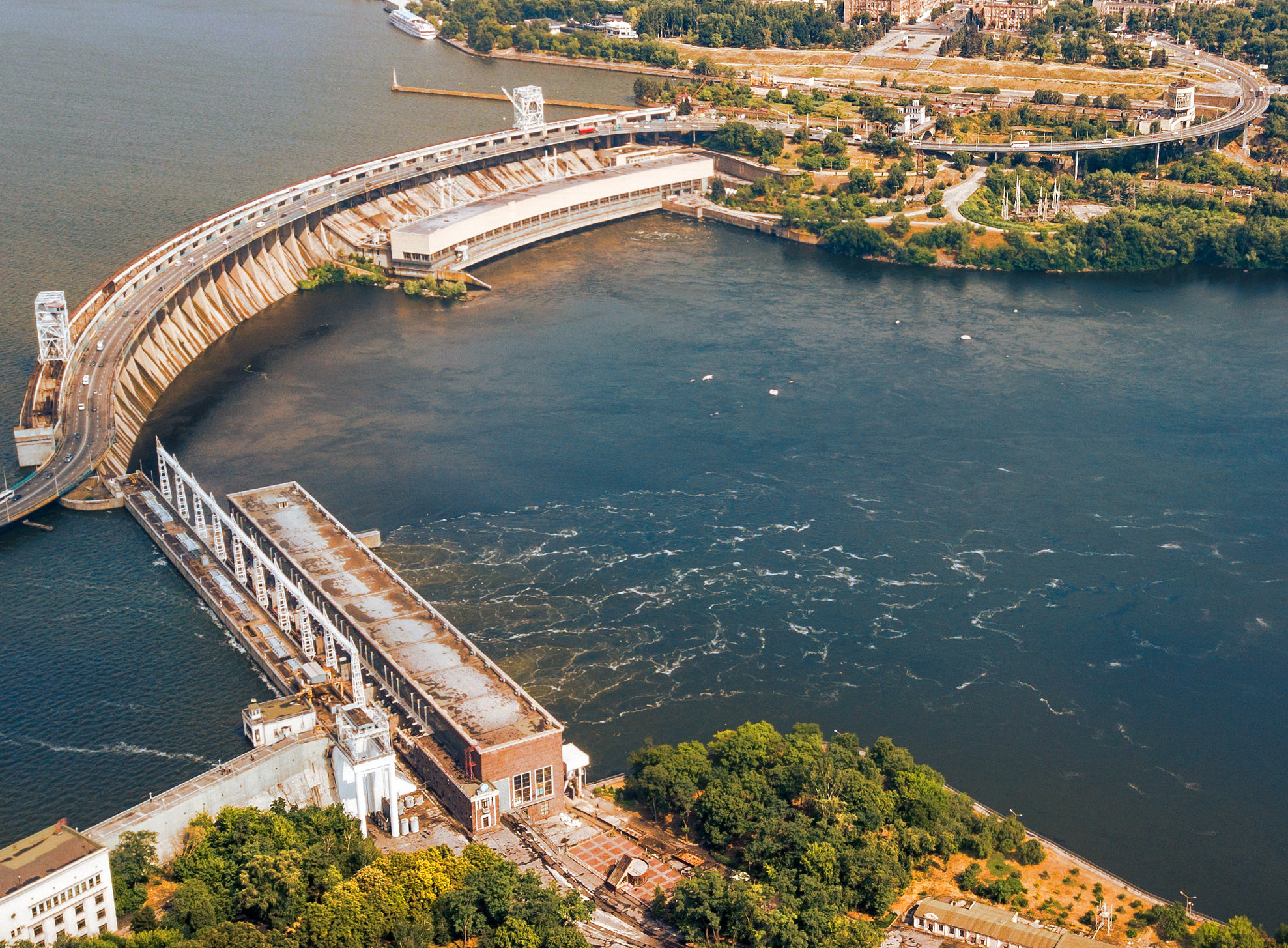 Річка в місті: Екологічні ризики будівництва гідроелектростанцій - наслідки для річкової довкілля